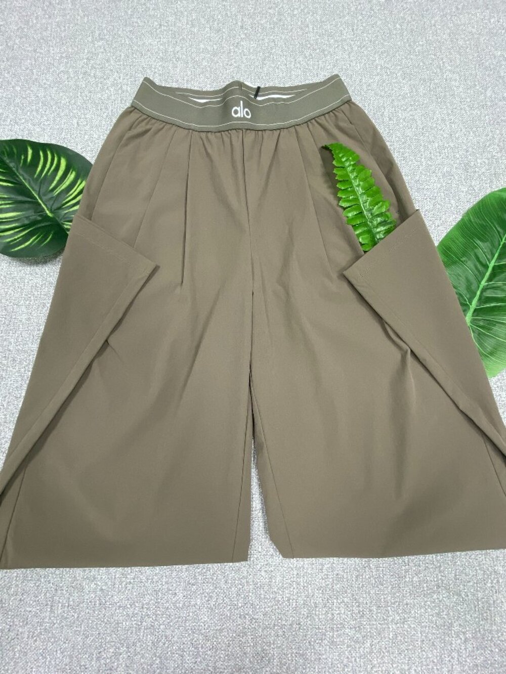 NWT ALO Yoga🌿Suit Up Trousers Olive Wide-Leg Pants 30" Inseam👩‍🌾 - Picture 2 of 8